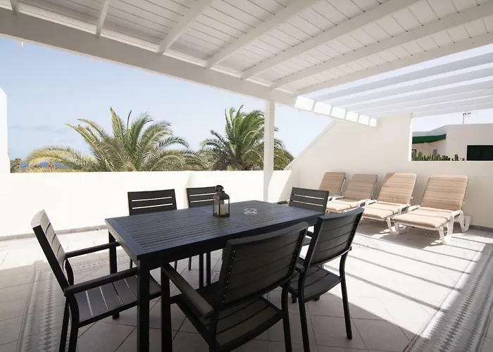 Playa Roca Penthouse. Great Sea Views! Costa Teguise